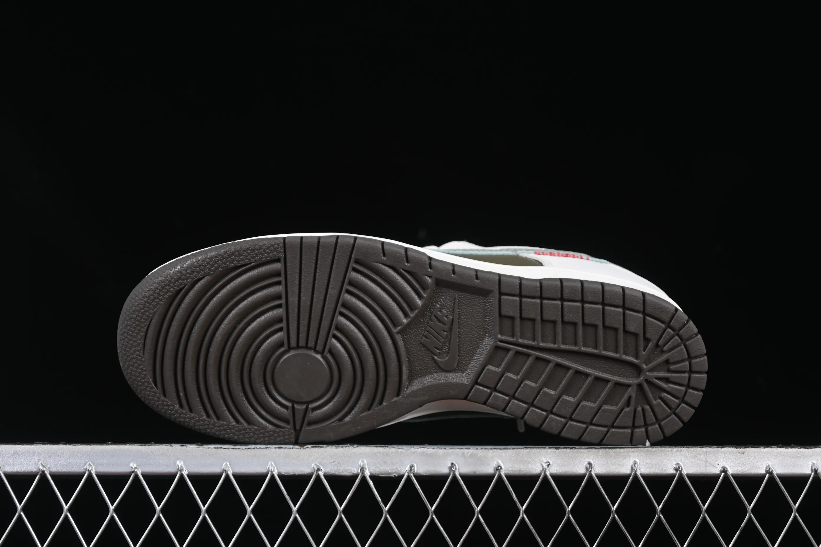 All Categories Nk SB Dunk Series Nk SB Dunk Low Low-top sneakers K version Nk SB Dunk Low "Year Of Snake" Limited to the Year of the Snake Low-top casual sneakers HV5980-231